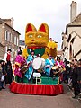 Un maneki-neko sur un char au carnaval de Sergines (Yonne, France) en 2019