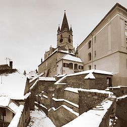 Une ruelle du centre de la vieille ville de Sibiu, en Roumanie. (définition réelle 3 840 × 3 840)