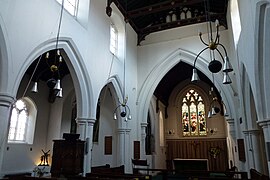 Intérieur de la nef, en regardant vers le chœur de l'église (à droite) et bas-côté nord (à gauche).