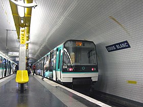 Une rame MF 88 de la ligne 7 bis à côté d'une rame MF 77 de la ligne 7.