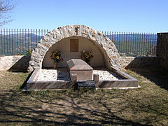 Tombe de Bérenger Saunière dans le parc du domaine..