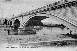 Le pont en pierre (vers 1905), remplacé par l'actuel pont Frédéric-Mistral.