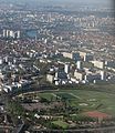 Vue aérienne d'Orly (partie est) parc du Grand Godet. Au fond, la ville de Choisy-le-Roi, puis Vitry-sur-Seine, puis Ivry-sur-Seine, puis Paris.