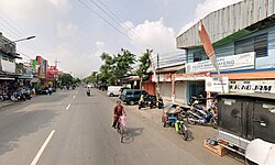 Jalan raya di depan Pasar Warujayeng