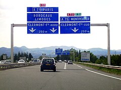 Échangeur entre les autoroutes A89 et A711.