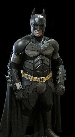 Cosplay de Batman, avec le costume aperçu dans la trilogie The Dark Knight.