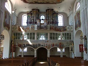 La nef vers l'entrée avec l'orgue Reiser.