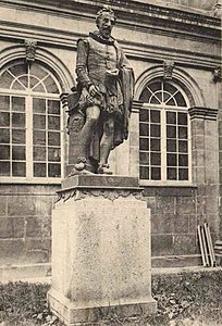 Statue de François de Malherbe devant le palais des facultés de Caen.