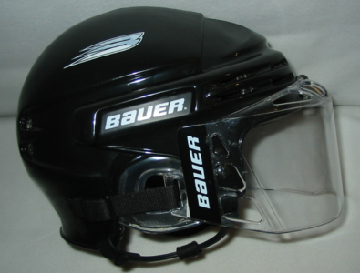 Casque de hockey sur glace avec un demi-plexiglas.