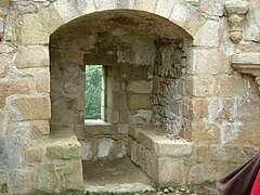 Typische mittelalterliche „Fensternische“ im Bruchsteinmauerwerk. Steinstock aus sauber geglättetem Werkstein, Fensterbank und schwerer Fenstersturz, Falz zum Anschlagen des Fensterverschlusses