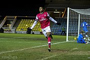 El jugador británico Chuba Akpom celebra el gol corriendo hacia el córner con el Arsenal F. C.