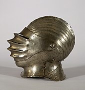 Casco cerrado de estilo Maximiliano del siglo XVI