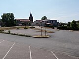 Vue générale sur l'église, la mairie-école et le parking.