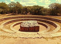 Hoba-Meteroit in nachgebildetem Krater