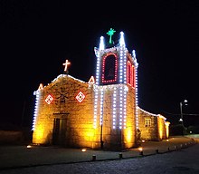 Igreja Matriz de São Martinho de Candoso com iluminação de Natal em 2021