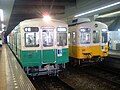 瓦町にて並ぶ緑色の長尾線列車と黄色の琴平線列車。 （2007年）