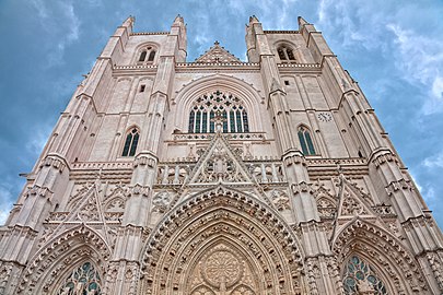 Vue de la façade de la cathédrale en HDR.