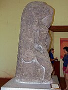 Homme et crocodile. Basalte, H. 1,90 m. Île de Pensacola[15]