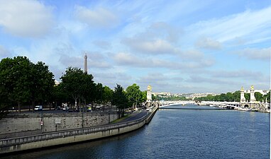 Le quai avec la voie sur berge rive gauche et le pont Alexandre-III en arrière-plan.