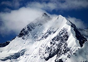 Le piz Bernina et le Biancograt (« arête blanche »).