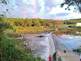 Área rural de Cândido Sales, com destaque para o rio Pardo. Ao fundo, na parte superior na imagem, percebe-se o arco-íris, depois de uma tarde chuvosa