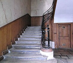 Escalier dans l’hôtel des Vivres