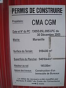 Permis de construire affiché à l'entrée du chantier.