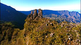 Vue aérienne des Trois Salazes avec Cilaos au fond.