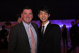 2014年グランプリファイナルのバンケットにてブライアン・オーサーコーチと写真を撮る羽生結弦