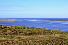 Lagune de la rivière Bolchaïa avec la mer d'Okhotsk en arrière-plan.