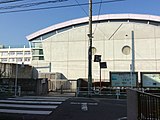 南側道路から体育館を見る（2015年1月撮影）