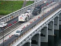 工事中、車線中央部にかつての軌道敷跡が確認された（2015年（平成27年）9月）