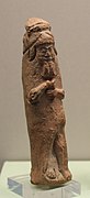 Apkallu. Statuette. Céramique néo-assyrienne. Assyrie, Nimrud ou Ninive. British Museum.