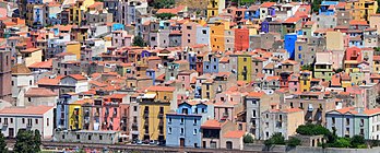 La ville de Bosa, dans la province d'Oristano, en Sardaigne. (définition réelle 3 182 × 1 283)