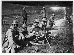 Mitrailleuse Hotchkiss en position de tir.