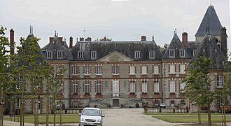 Le château de Montmirail et le clocher de l'église à droite.