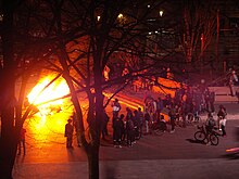 Une partie du cortège d'une manifestation sauvage se termine à la Plaine et des poubelles sont incendiées pendant qu'un groupe de personnes observe la scène. Les CRS ne tarderont pas à intervenir en usant de grenades lacrymogènes pour disperser les personnes sur la place et laisser les pompiers éteindre le foyer. Cela se fera sous les chants des manifestants, donc certains jettent des objets comme des bouteilles en direction des CRS.