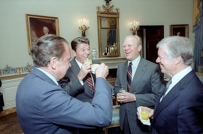 ארבעה מנשיאי ארצות הברית בפגישה באוקטובר 1981. מימין לשמאל: ג'ימי קרטר, ג'רלד פורד, רונלד רייגן וריצ'רד ניקסון