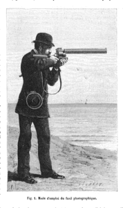 Otto Lund épaulant en 1882 à Naples le fusil photographique de Marey.