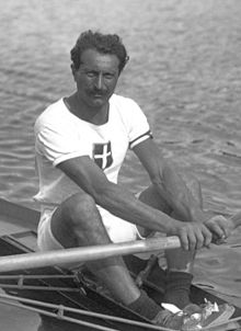 un homme dans un bateau d'aviron