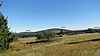 Blick von der Niedersfelder Hochheide (mit Naturschutzgebiet Neuer Hagen) zum Hegekopf (mittig)