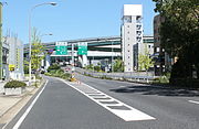 当ICと上社南ICは国道302号を介して愛知県道60号と接続。東名高速名古屋ICへは道路を直進する。奥に上社JCTを望む。