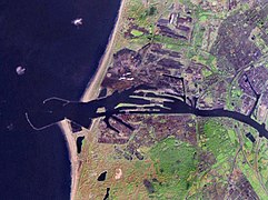 Vue Satellite de IJmuiden en 2005, on peut apercevoir les écluses et le début du Canal de la Mer du Nord, la Zeesluis IJmuiden n'est pas encore construite.