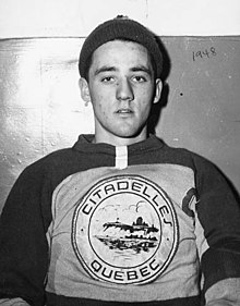 Photographie de Plante portant le maillot des Citadelles de Québec et un de ses bonnets en 1948.