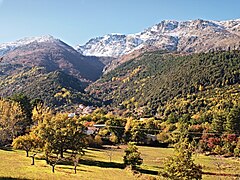 Le Monte Cardo (au centre), épaulé par la Punta Lattiniccia (à droite), veille sur Santo-Pietro-di-Venaco.