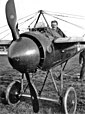 Un Morane-Saulnier Type N équipé du dispositif de tir à travers le champ de l’hélice, mis au point par Roland Garros.