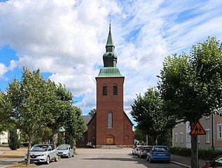 Kyrkan från väster.