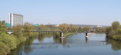 Brücke am Zusammenfluss von Mainhauptarm (links), Schleusenkanal (Mitte) und Saumain (rechts)