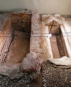 Tumbas lombardas encontradas en el interior de la iglesia.