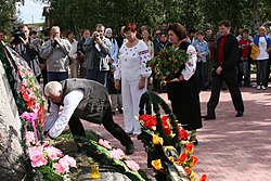 На Великому Соловецькому острові делегація громадськості з України покладає вінок і квіти до меморіального Соловецького каменя на Алеї пам'яті (08.08.2008). Фото Сергія Шевченка